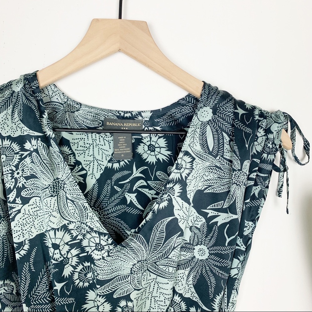 Banana Republic | Sleeveless Floral Silk Dress - Picture 2 of 7